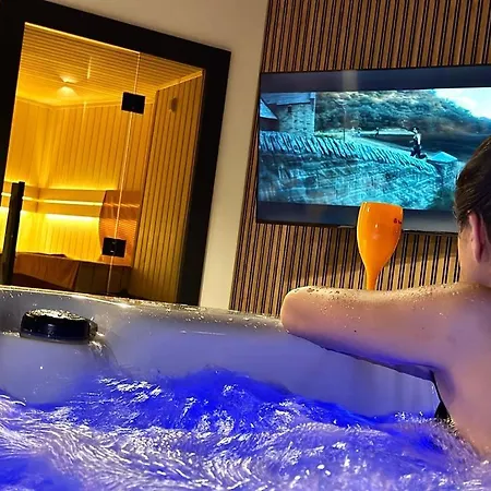 Апартаменты Jacuzzi Loft & Sauna Sanctuary